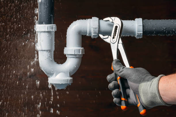 Professional Emergency Plumber technician working in Leavittsburg, OH
